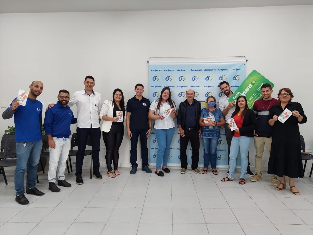 Consumidores e vendedores recebem a premiação da Compra da Sorte da ASCIPAM