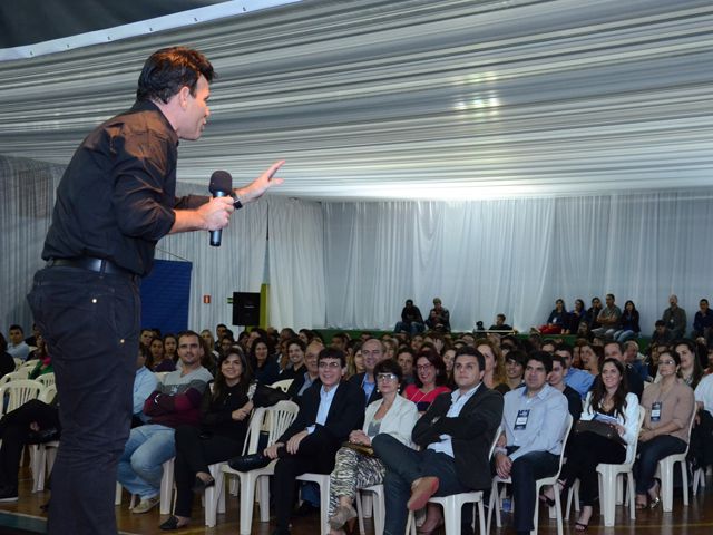 Plateia aplaude muito o primeiro palestrante da Semana Empresarial